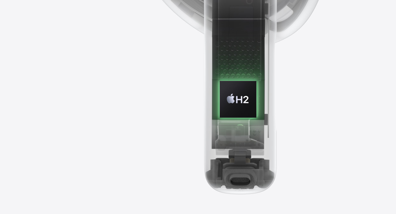 重点展示 AirPods 4 耳机柄内部的 H2 芯片。