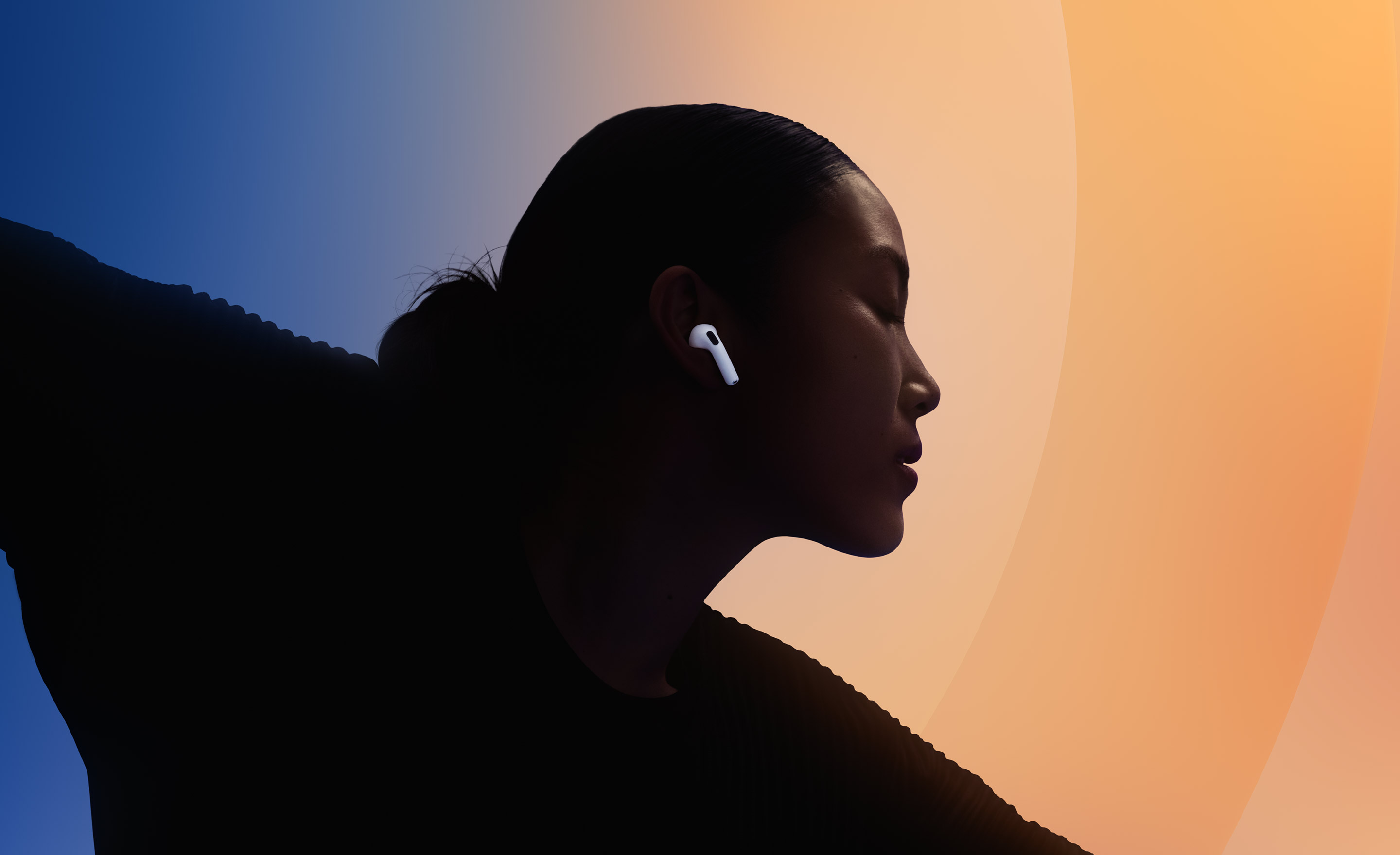 一个人戴着 AirPods 4 跳舞。