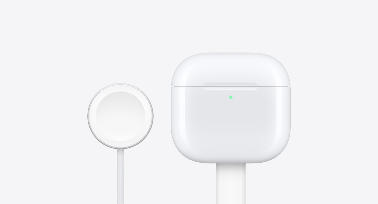 Apple Watch 充电器旁边放着 AirPods 4 充电盒。